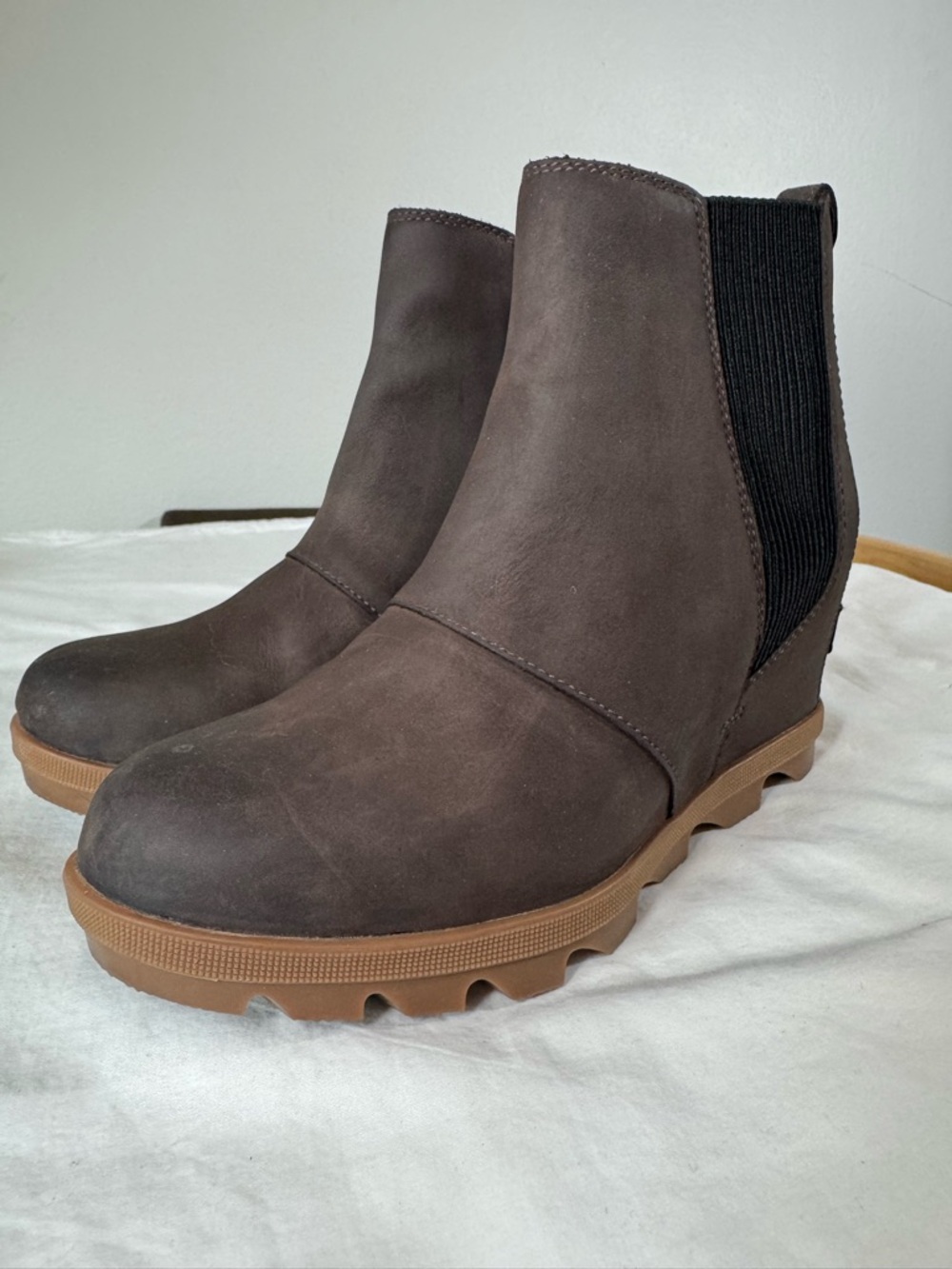 Sorel Boots Women's Size 7.5 Wedge Ankle Waterproof Suede Chelsea Out N About
